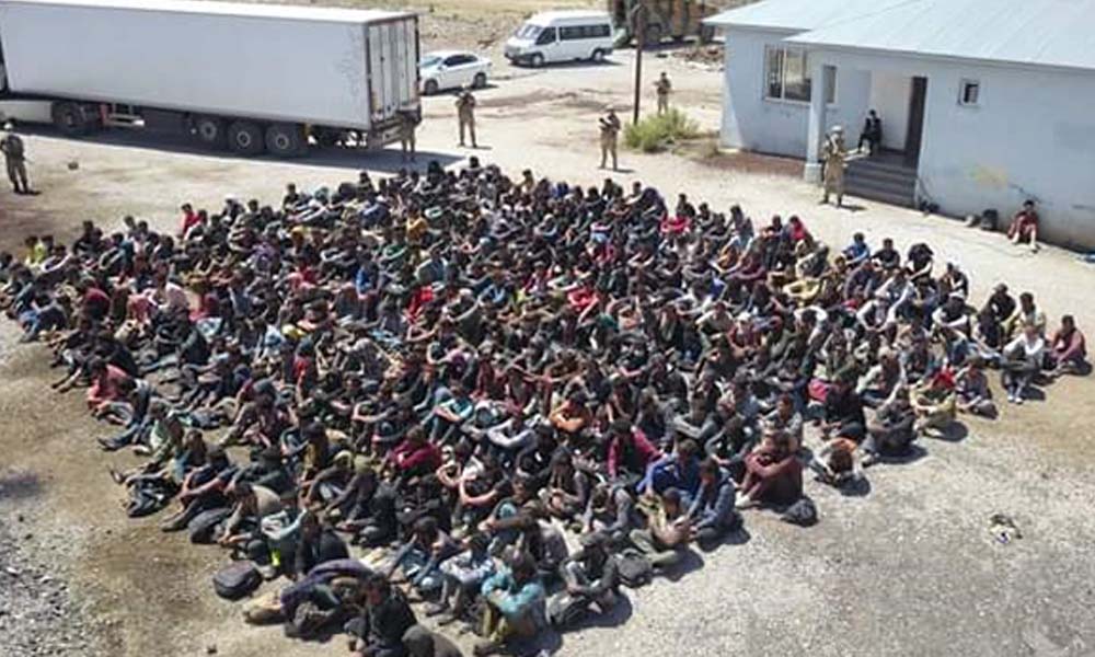 Van’da 264’ü Afganistan, 30’u Pakistan, 6’sı İran uyruklu 300 kaçak göçmen yakalandı