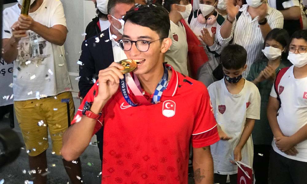 Olimpiyat şampiyonu Mete Gazoz Türkiye’ye döndü