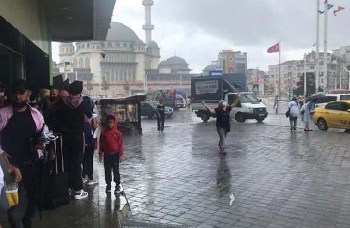 İstanbul’da yağmur: Taksim’de aniden bastırınca…