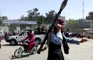 Afganistan’da tahliye kaosu! ABD’den tehdit