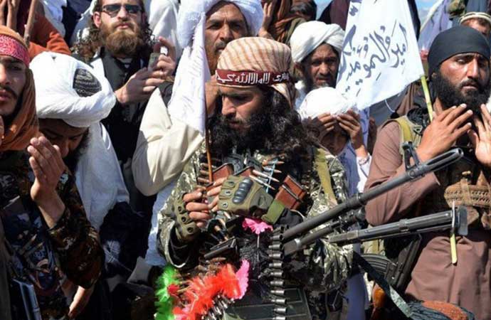 Taliban 4 kişiyi insanların gözünün önünde idam etti