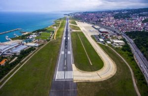 Trabzon Havalimanı’nda pist çatladı, seferleri iptal edildi