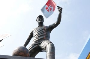 Trabzonsporlu Nwakaeme’nin heykeli dikildi