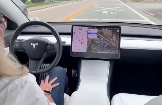 Tesla uygun fiyatlı otomobil için kolları sıvadı