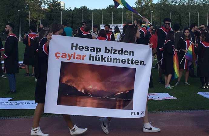 ODTÜ’de gelenek bozulmadı: Rektörlüğün katılmadığı mezuniyette çarpıcı pankartlar