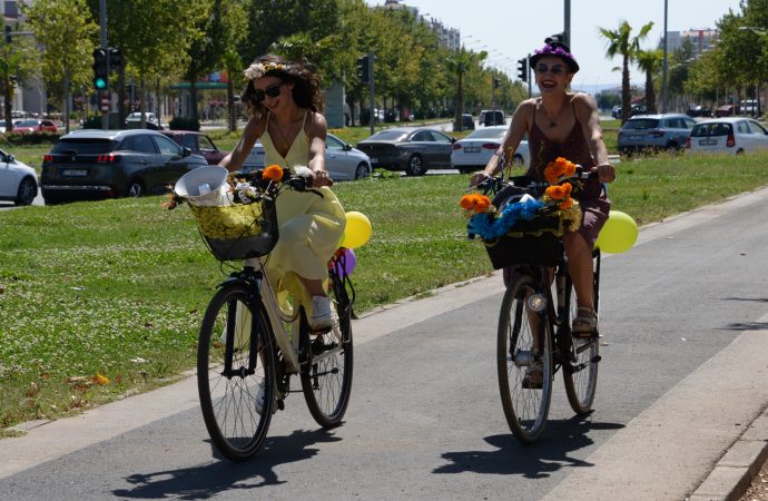Diyarbakır’da Süslü Kadınlar Bisiklet Turu
