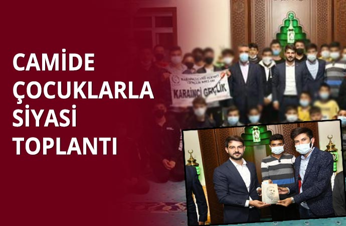 Erdoğan’ın kitabıyla camide poz!