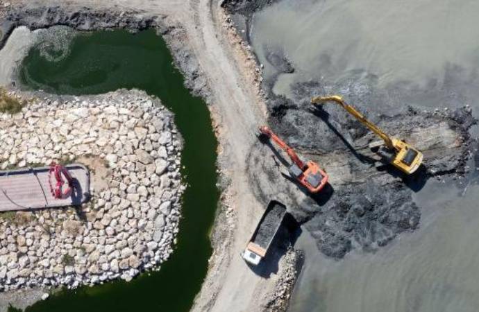 Van Gölü’nden 14 bin ton dip çamuru çıkarıldı