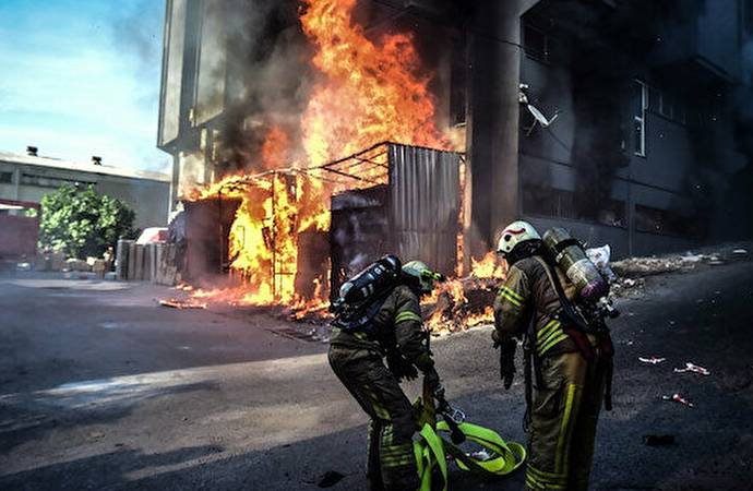 İstanbul Yenibosna’daki mobilya fabrikasında yangın çıktı