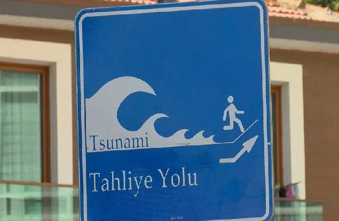 İstanbul’da ‘tsunamiden kaçış’ tabelaları asılıyor