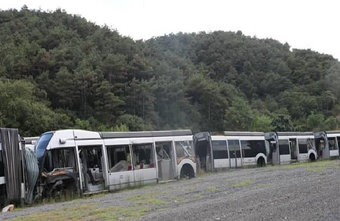 AKP 63 milyon Euroyu çöpe attı: Kullanılmayan metrobüsler çürüdü