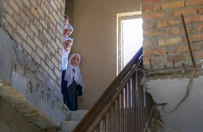 Afganistan’da lise eğitimi kız öğrenciler olmadan başlayacak!
