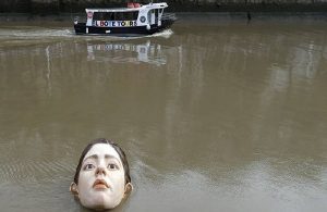 Nehrin ortasına ‘boğulan kadın’ heykeli yerleştirdiler