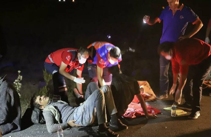 Göçmenleri taşıyan minibüs şarampole devrildi: 1 ölü, 16 yaralı
