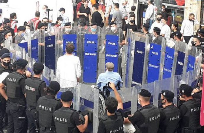 Taksim’de polis müdahalesi: HDP’li Piroğlu polis ablukasına alındı