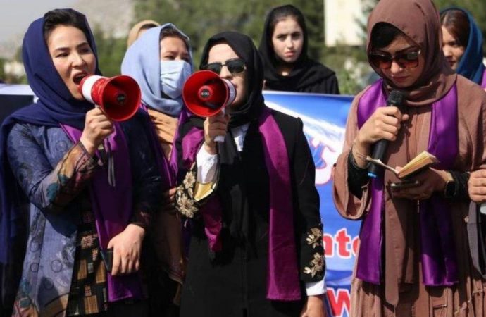 Kadınlar Taliban’ı protesto için Kabil’de sokağa çıktı