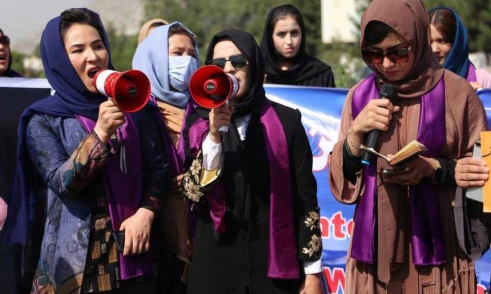 Kadınlar Taliban’ı protesto için Kabil’de sokağa çıktı