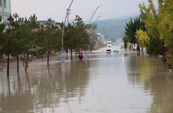 Kütahya’da sağanak etkili oldu: Su baskınları yaşandı