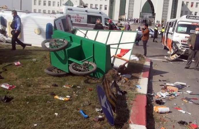 Yolcu minibüsüyle çarpışan ambulans devrildi: 10 yaralı