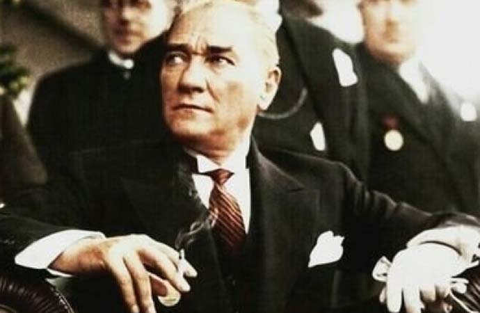 Güney Kıbrıs’ta Atatürk’ün anlatıldığı kitabın sayfalarını ‘yırtın’ talimatı
