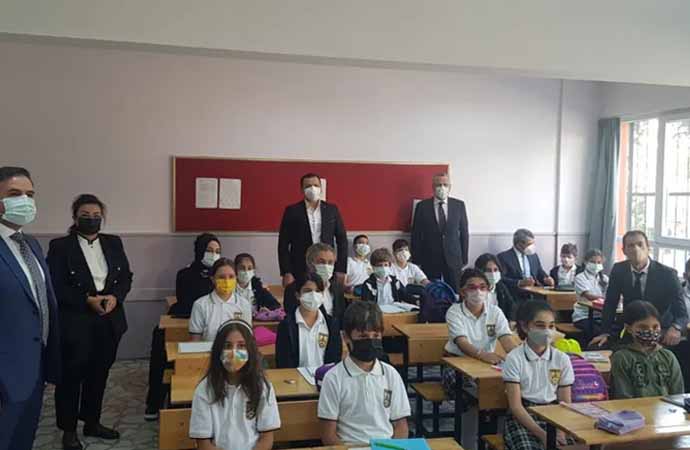 Kaymakamın okul ziyaretini AKP ilçe başkanıyla yapmasına tepki yağdı