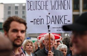 Berlin’deki referandumda emlakçıların elindeki 240 bin daire için kamulaştırma kararı çıktı