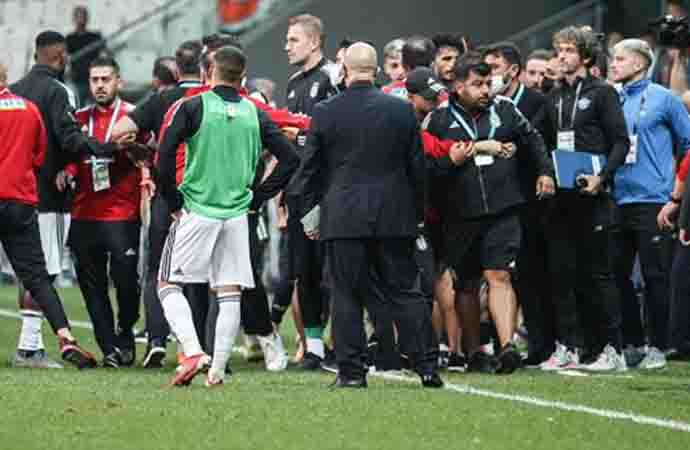 Olaylı Adana Demirspor karşılaşmasının faturası ağır oldu! Beşiktaş’a ceza yağdı
