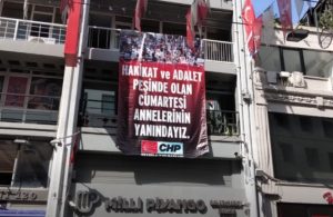 Polis, Cumartesi Anneleri için Galatasaray meydanını abluka altına aldı! CHP’den pankartlı tepki
