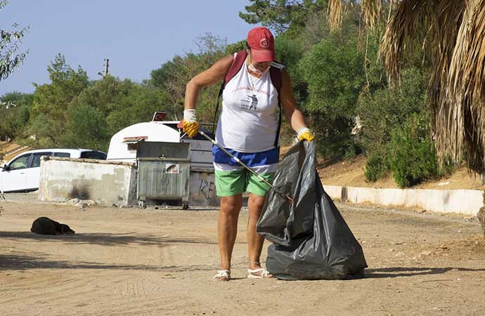 Didim Belediyesi ekipleri ve gönüllüler kıyıları temizledi