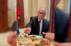 Suudi Arabistan’da vali, Japonya Büyükelçisine eliyle pilav yemeyi öğretti