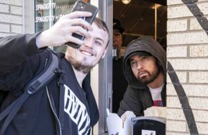 Makarnacı açan Eminem’in hayranları kuyruk oluşturdu