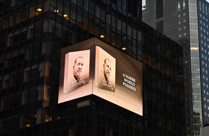 Erdoğan’ın kitabı New York’ta led ekranlarda tanıtıldı