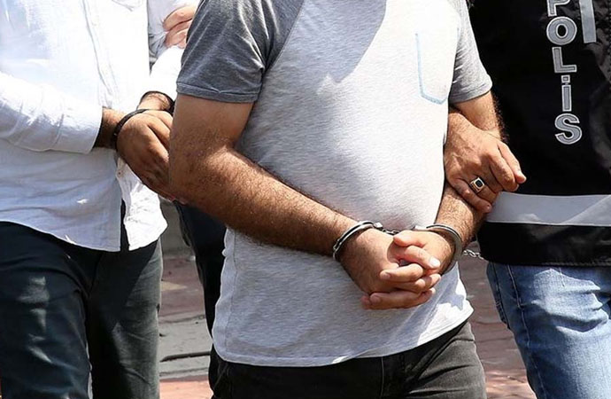 İzmir’de FETÖ’ye operasyonda 2 tutuklama
