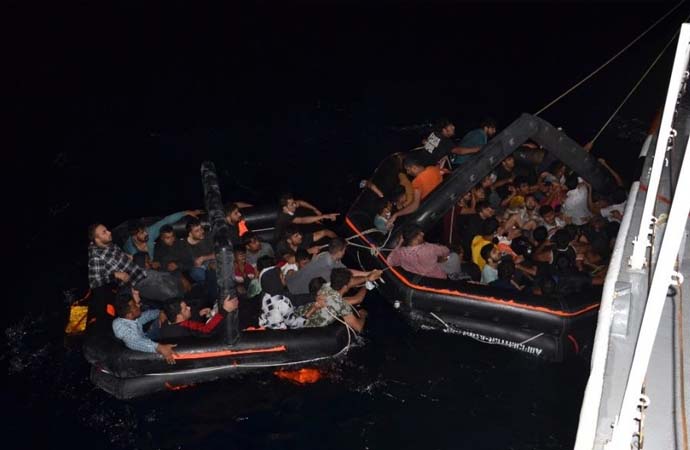 İzmir açıklarında 63 kaçak göçmen kurtarıldı