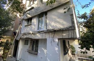Kadıköy’de iki balkon gürültüyle çöktü, mahalleli sokağa döküldü