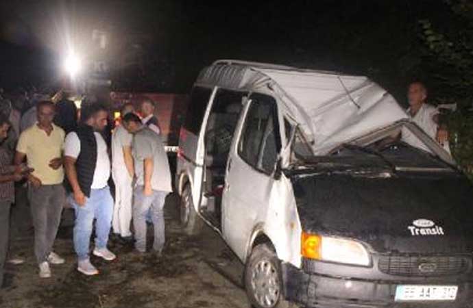 Fındık işçilerini taşıyan minibüs şarampole yuvarlandı: 13 yaralı