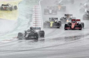 Son turlarda yağmur ortalığı karıştırdı, Hamilton 100. zaferini kazandı