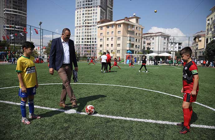 Kartallı genç futbolcular, Taçsız Kral Metin Oktay için yeşil sahada