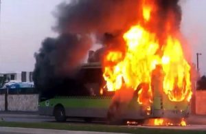 Sakarya’da belediye otobüsü alev alev yandı
