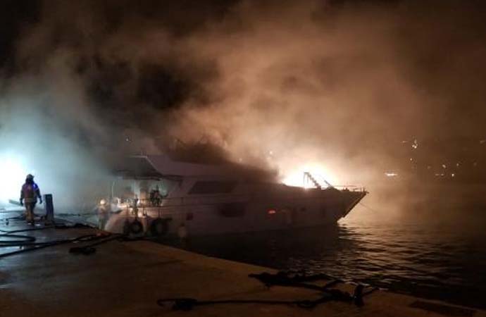 Bebek Sahili’nde dün yanan tekne gece çıkan ikinci yangında battı