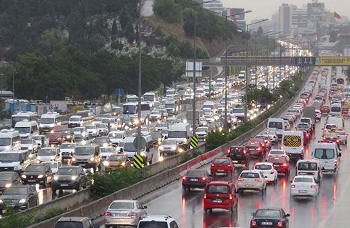 İstanbul’da yağmur yağdı, trafik kilitlendi