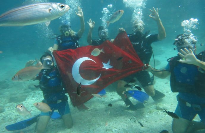 Su altında bayraklı cumhuriyet kutlaması