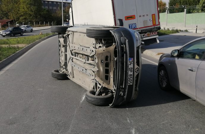 Arnavutköy’de hafif ticari araç yan yattı, sürücüsü yaralandı