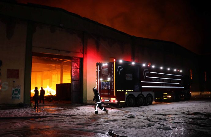Kayseri’de kağıt fabrikasında yangın; alevler fabrikayı kapladı
