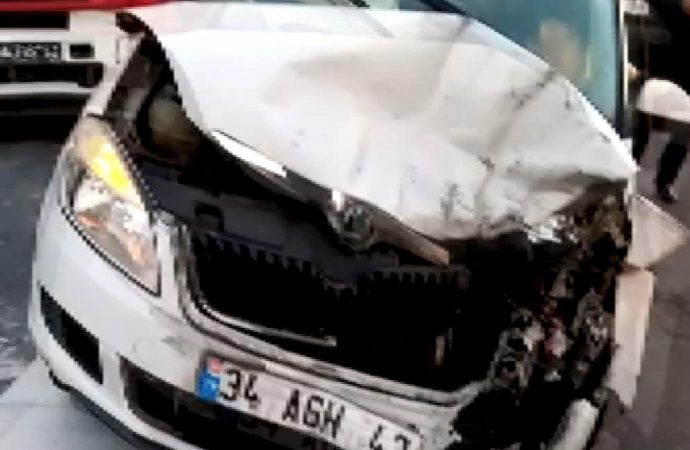 Avcılar’da iki otomobil kafa kafaya çarpıştı: 1 yaralı