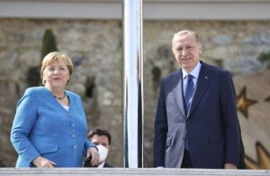 Merkel’le poz veren Erdoğan’dan ‘direk’ esprisi
