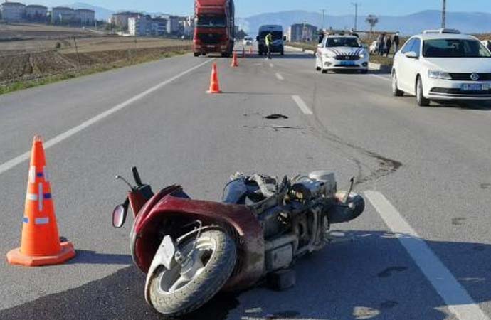 Servis minibüsünün çarptığı motosikletin sürücüsü hayatını kaybetti