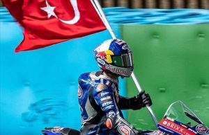 Milli motosikletçi Toprak Razgatlıoğlu, Portekiz’de birinci oldu
