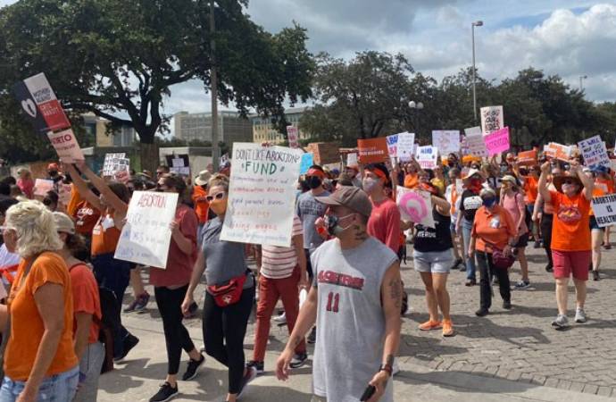 Kadınlar Teksas’ta yürürlüğe giren kürtaj yasasına karşı sokağa çıktı
