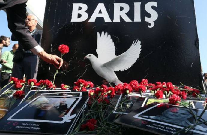 Öldürülenlerin anısına 103 Barış Güvercin
